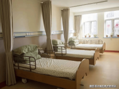 生间配备无妨碍淋浴、坐式马桶和防滑垫