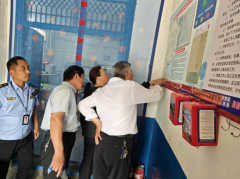 <b>守护师生“舌尖上的安</b>